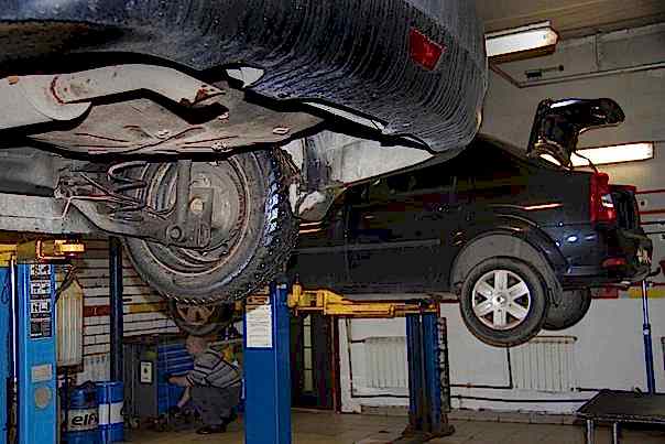 автомобиль на подъемнике